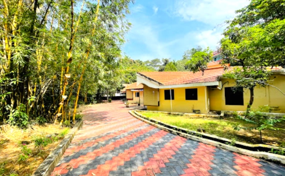 Vaidyaratnam Mooss Ayurveda Walkway